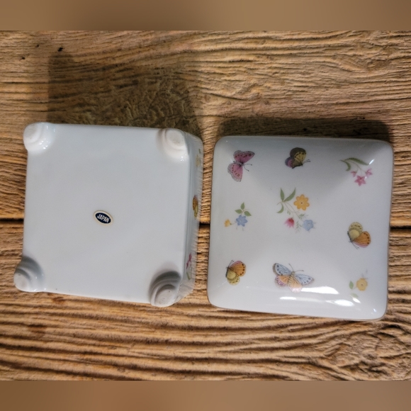 Vintage Porcelain Butterfly Trinket Dish with Lid. - Picture 12 of 12